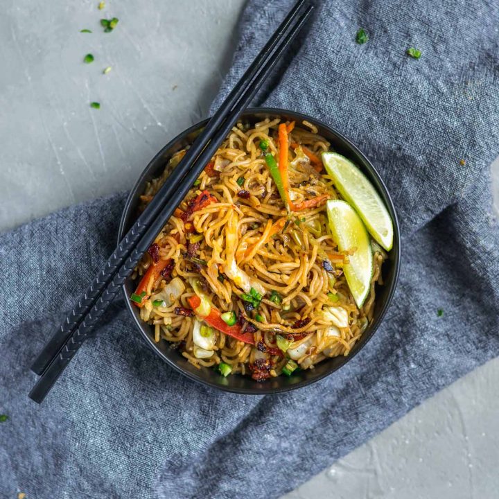 vegan singapore noodles with lime wedges