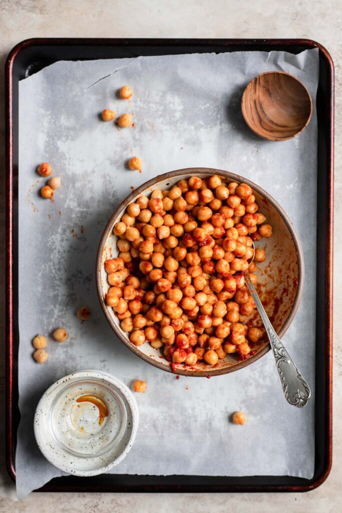  pois chiches assaisonnés au curry rouge dans un bol