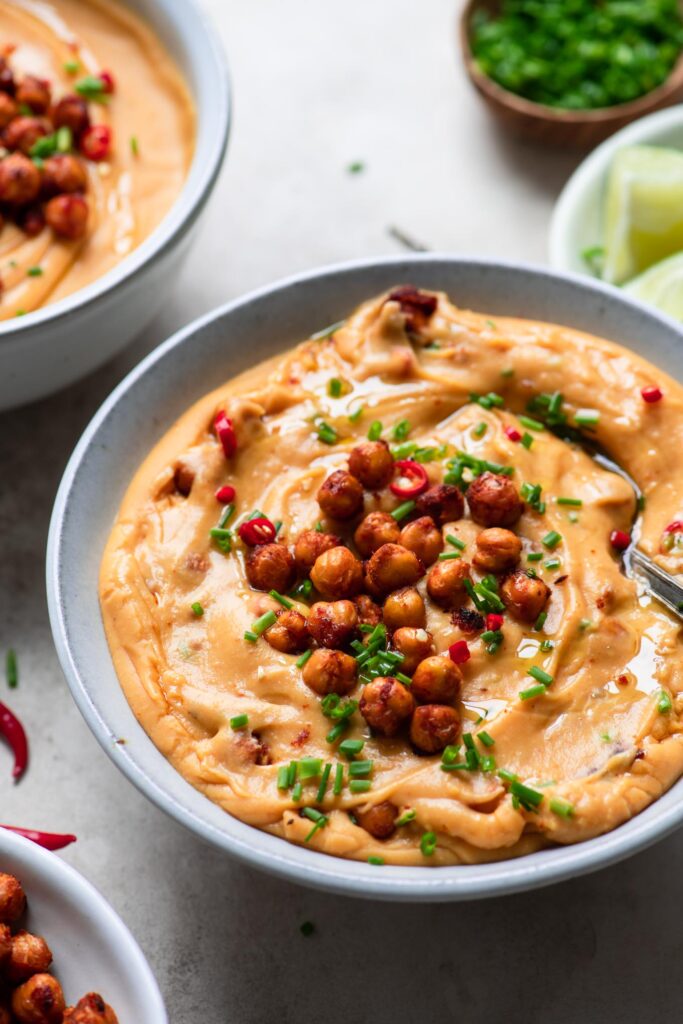  vue latérale d'un bol de soupe crémeuse avec garnitures 