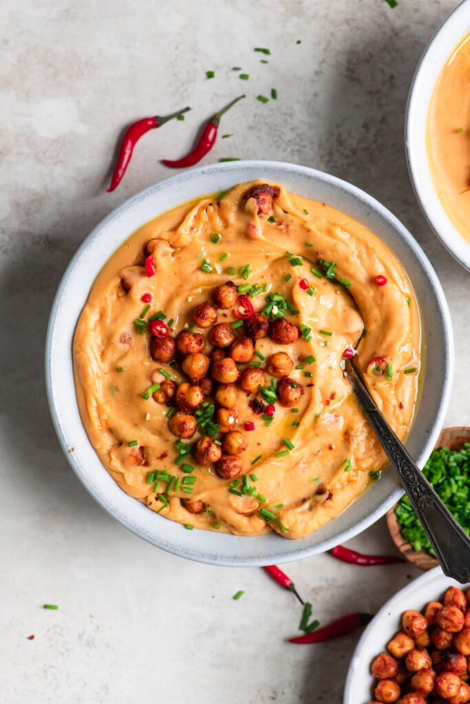 Draufsicht auf garnierte Curry-Linsensuppe