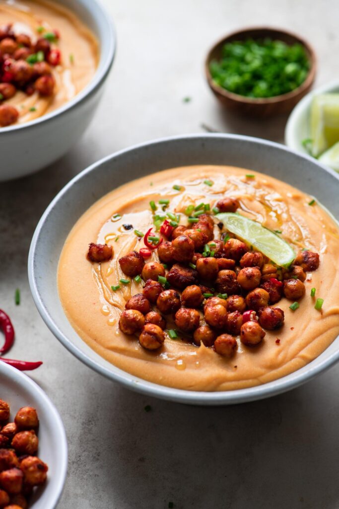  soupe de lentilles au curry rouge servie avec des pois chiches au curry rouge dans deux bols 