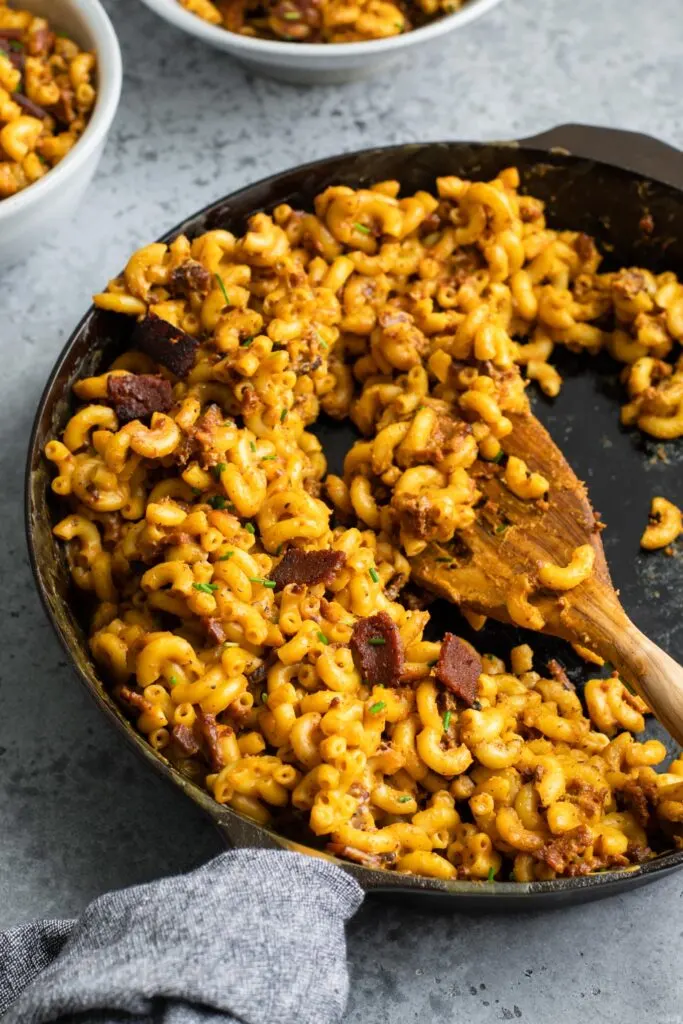 close up of mac and cheese in skillet