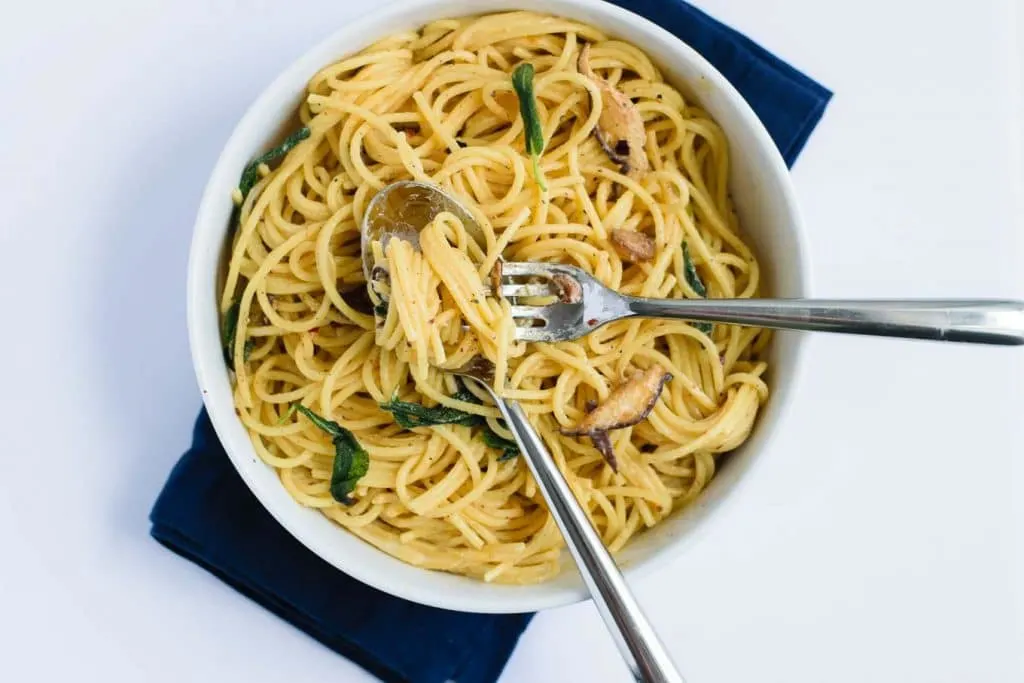 vegan spaghetti ai funghi with crispy sage (spaghetti and mushrooms in vegan cream sauce)