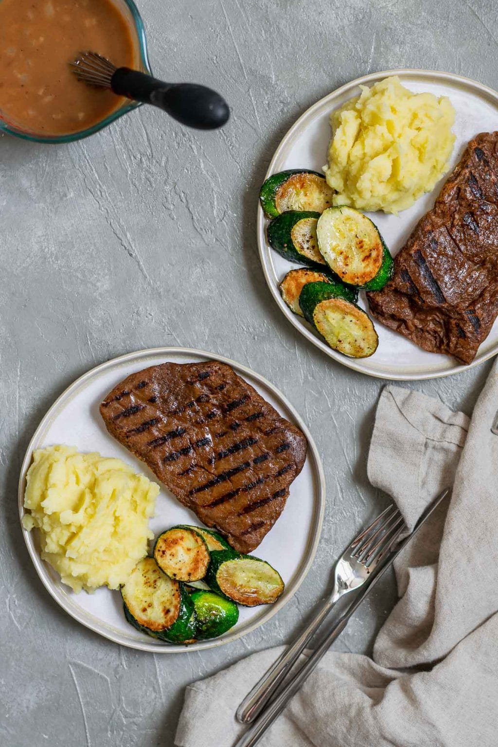 steaks de seitan maison grillés avec purée de pommes de terre et courgettes, et sauce à l'échalote sur le côté