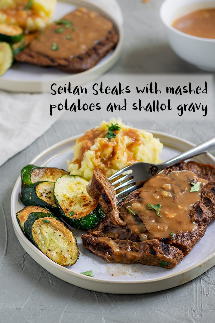 Steaks de seitan maison, grillés et servis avec une purée de pommes de terre, des courgettes sautées et une sauce à l'échalote. Si vous êtes à la recherche d'un repas avec un couteau et une fourchette, alors cette recette est faite pour vous ! Des steaks de seitan juteux et moelleux sont trempés dans une sauce à l'échalote savoureuse, accompagnés de purée de pommes de terre et de légumes sautés. Une viande et des pommes de terre végétalisées, si vous voulez. | thecuriouschickpea.com #vegan #seitan #gravy #vegansteak're looking for a knife and fork sort of a meal, then this is your recipe! Juicy, chewy seitan steaks are doused in a flavorful shallot gravy with a side of mashed potatoes and sautéed veggies. A veganized 'meat and potatoes,' if you will. | thecuriouschickpea.com #vegan #seitan #gravy #vegansteak