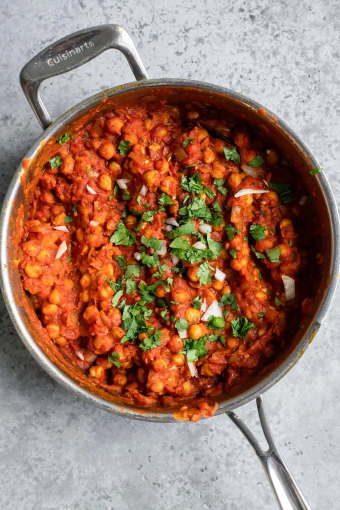 chana masala in pot