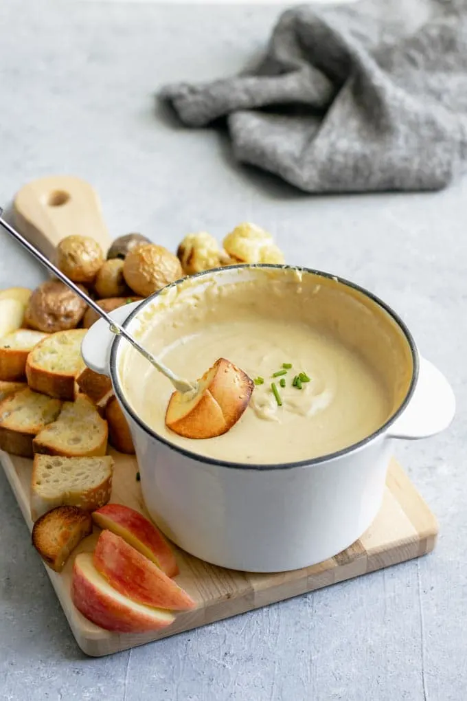 Vegan cheese fondue