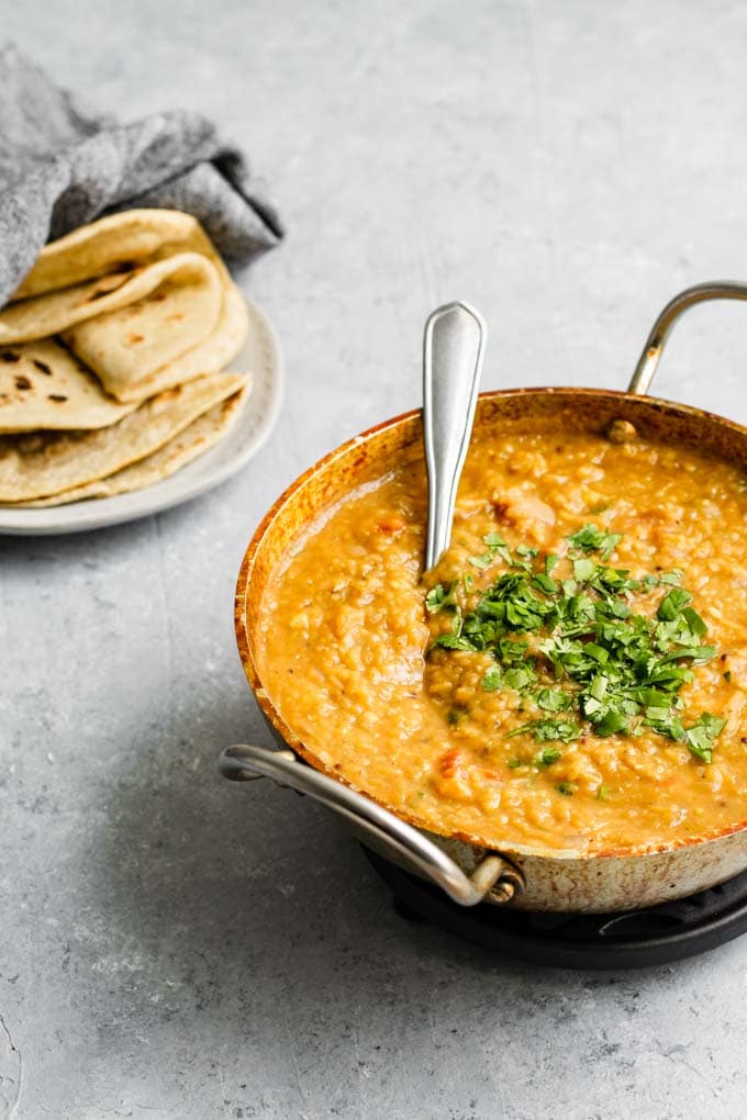 Tadka de masoor dal cocido servido con un poco de chapati