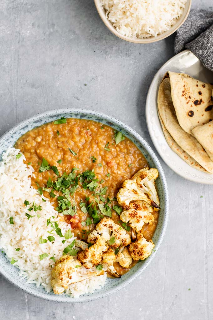 Rote Linsen Masoor Dal Tadka, serviert mit Basmatireis und geröstetem Chapati