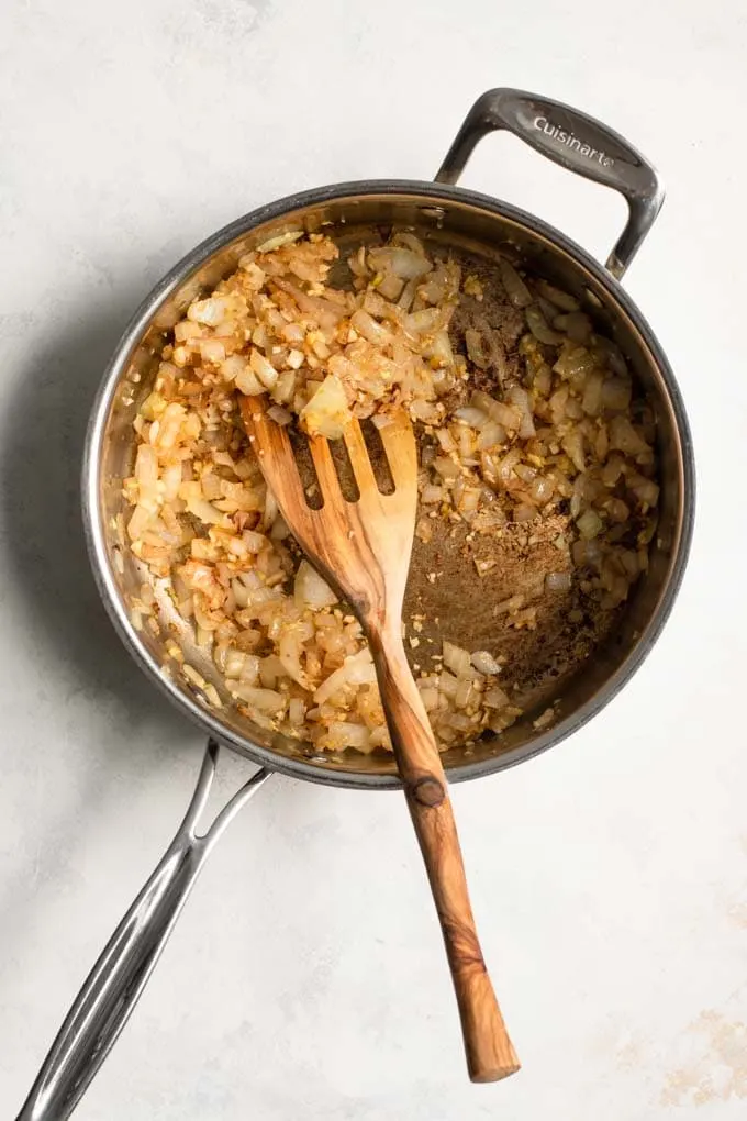 fried aromatics for kaukswe in pot