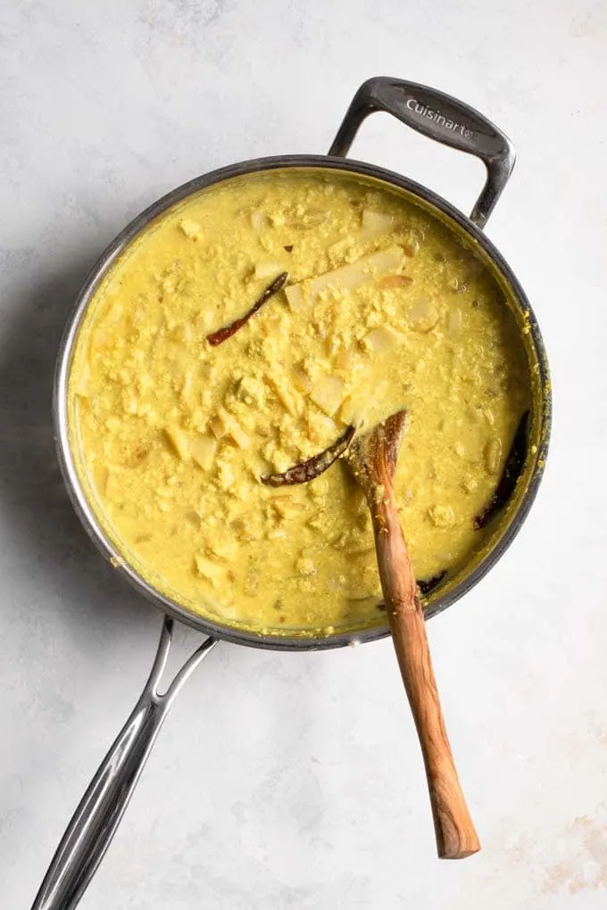 the finished kaukswe curry in the pot