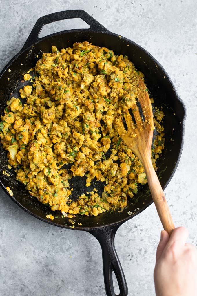 chana dal for samosa filling in pan