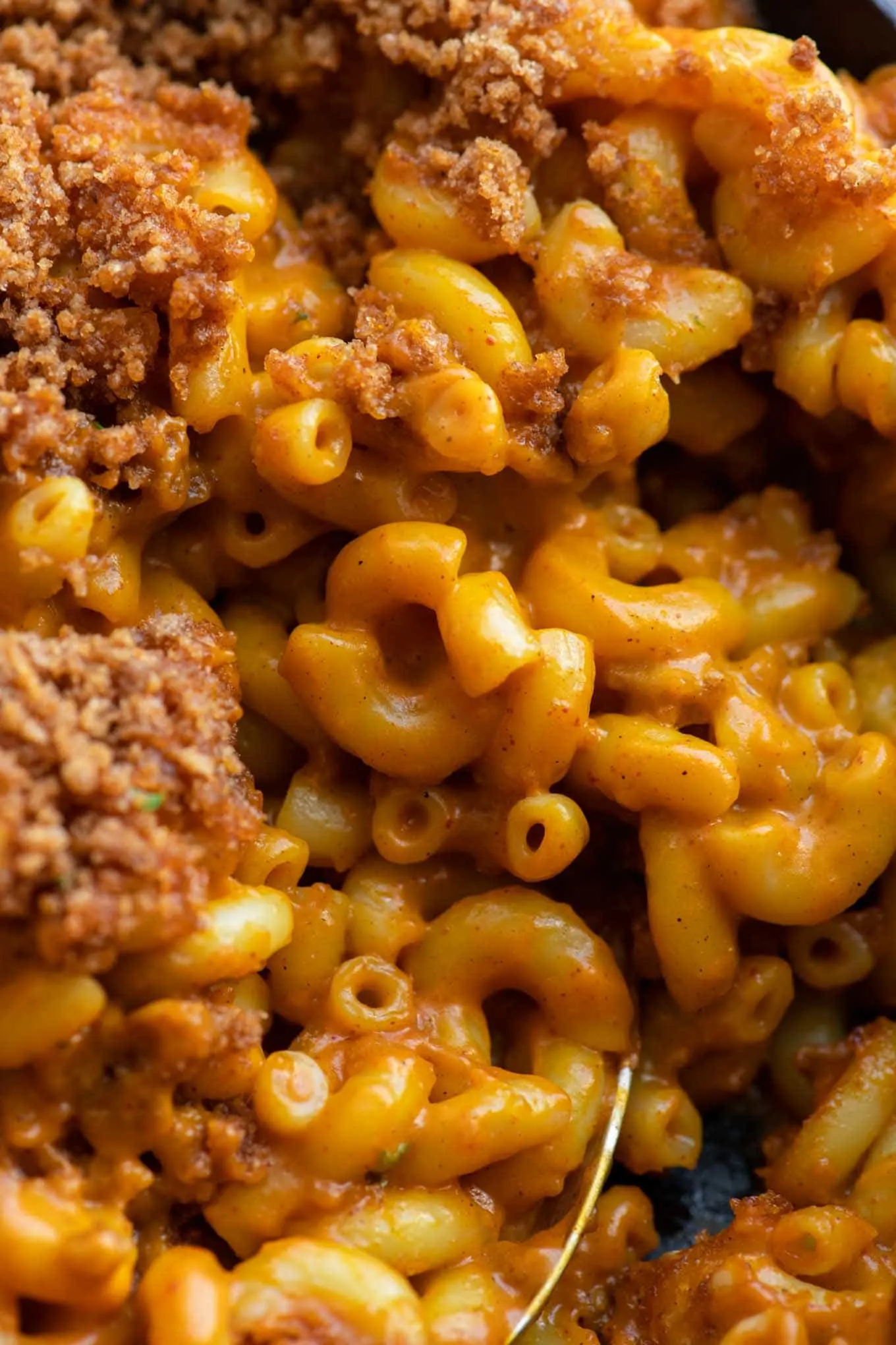 close up of the mac and cheese with some of the injera crumb topping showing